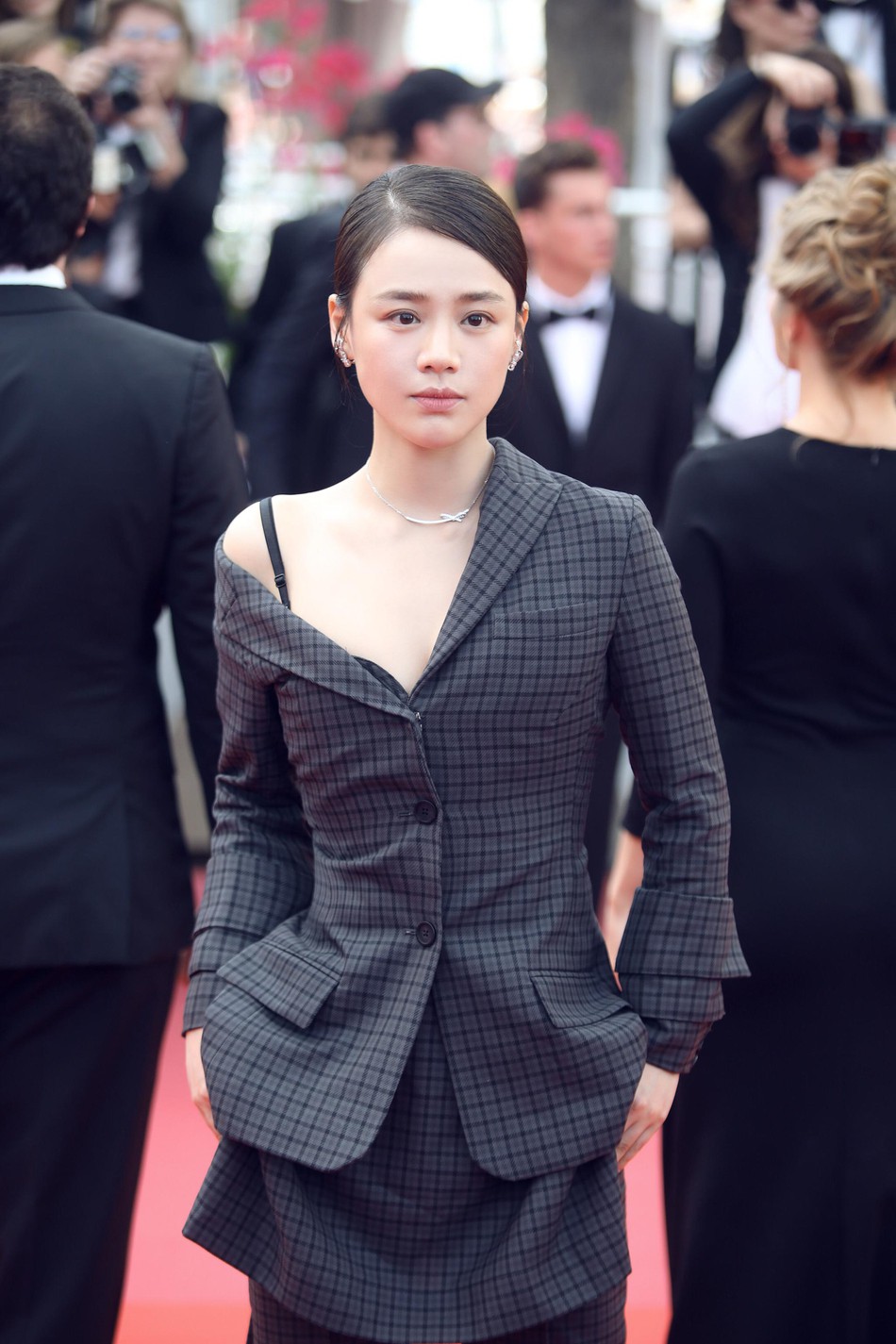 Thảm đỏ Cannes 2018: Phạm Băng Băng gây thất vọng vì kém sang, sao Hollywood khoe ngực triệt để